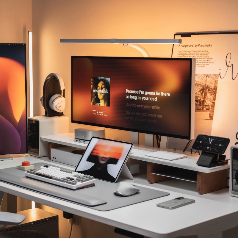 Desk Setup With Laptop And Monitor - Современная подставка для монитора, эргономичная настольная